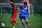 bsports体育-游泳比赛中选手全力以赴，战胜强劲对手