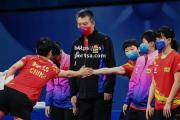 bsports体育-游泳比赛中选手全力以赴，战胜强劲对手