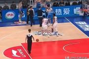 bsports体育-篮球联赛出现裁判失误，球队要求重新比赛