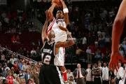 bsports体育-热门篮球比赛现场气氛火爆，球迷为之疯狂