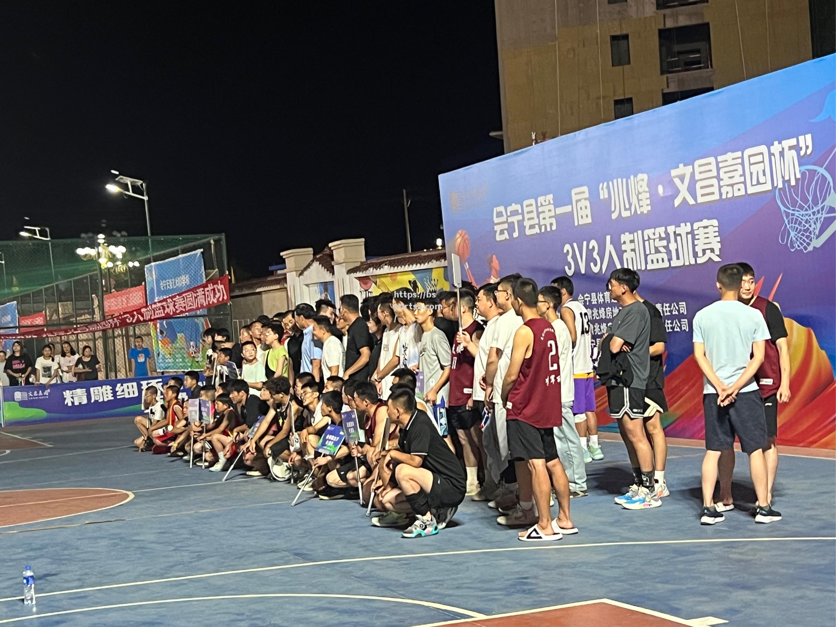球场上的对决如火如荼，现场气氛热烈